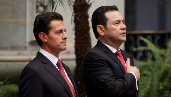 Президент Мексики Энрике Пеня Ньето (слева) и президент Гватемалы Джимми Моралес