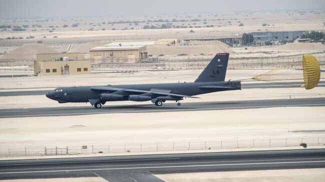 Стратегический бомбардировщик-ракетоносец ВВС США Боинг Б-52 Стратофортресс прибыл на авиабазу Эль-Удейд, Катар