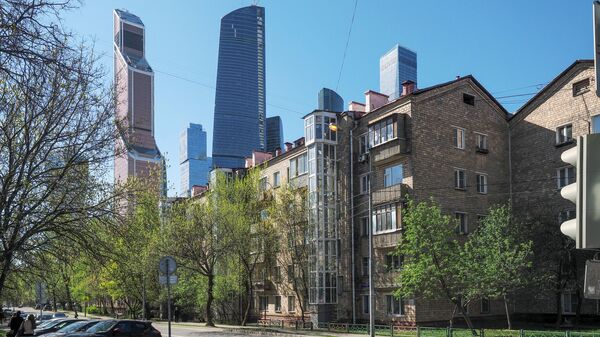 Пятиэтажные дома рядом с международным деловым центром Москва-Сити
