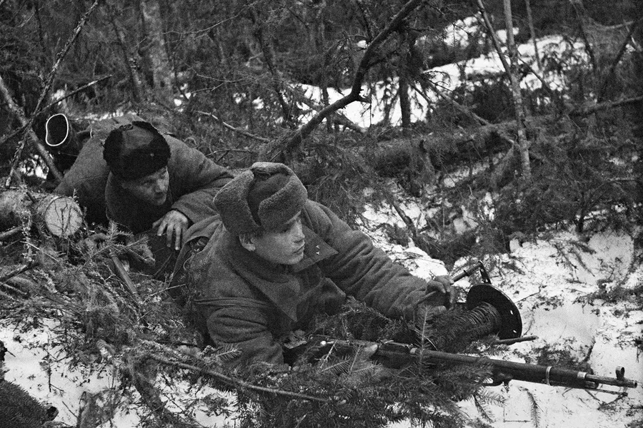 Связисты прокладывают телефонный кабель. 1942 г. Связисты прокладывают телефонный кабель. 1942 г.
