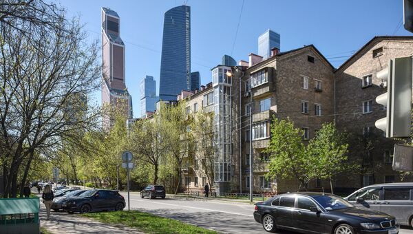 Пятиэтажные дома рядом с международным деловым центром Москва-Сити. Архивное фото
