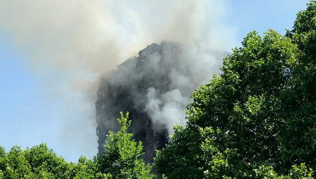 Пожар в 24-этажном жилом доме Grenfell Tower в Лондоне. Архивное фото