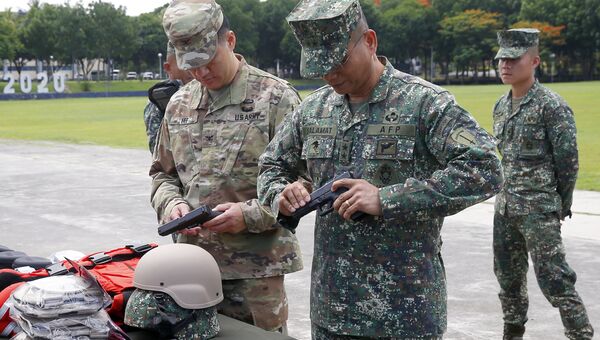 Американские и филиппинские солдаты осматривают пистолет Глок-21. Архивное фото