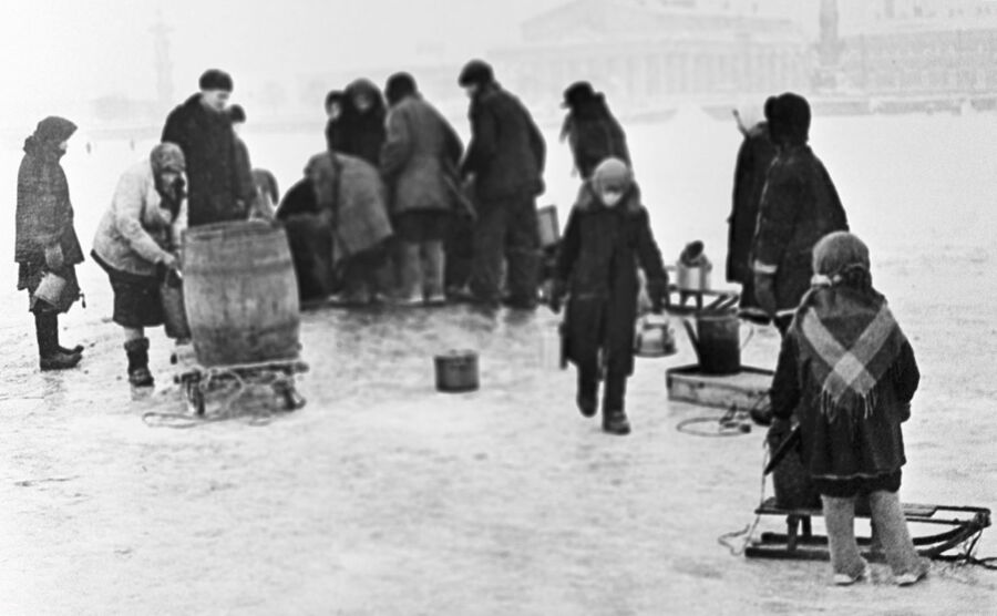 Жители блокадного Ленинграда берут воду из проруби на Неве. 1942 г.