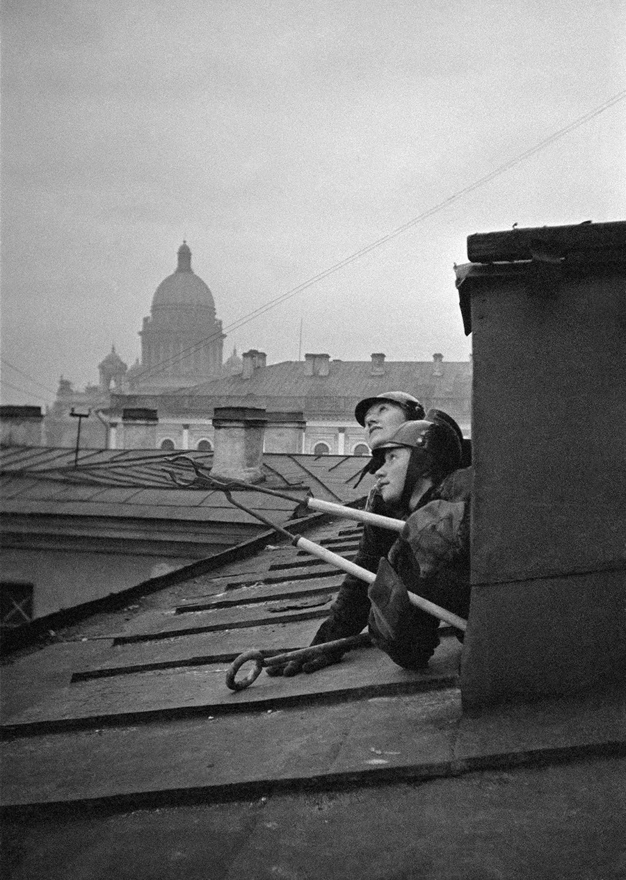 Дежурство противопожарной команды на крышах домов в Ленинграде. 1941 г. Дежурство противопожарной команды на крышах домов в Ленинграде. 1941 г.