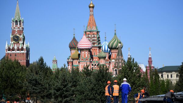Рабочие во время строительства ландшафтного парка Зарядье в Москве.  Архивное фото