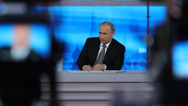 Президент России Владимир Путин отвечает на вопросы россиян во время ежегодной специальной программы Прямая линия с Владимиром Путиным. Архивное фото
