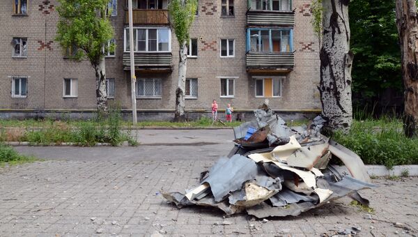 Многоквартирный жилой дом, пострадавший в результате обстрела Киевского района Донецка. 14 июня 2017
