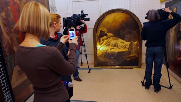 Журналисты у картины Карла Брюллова Христос во гробе. Архивное фото