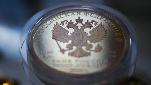 Монета номиналом 50000 рублей. Архивное фото