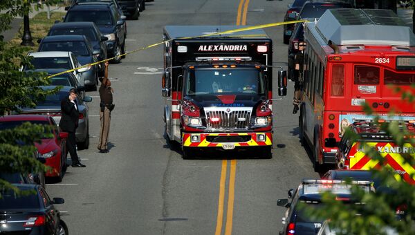 Машина скорой помощи на месте нападения на конгрессменов в Александрии, штат Вирджиния. 14 июня 2017