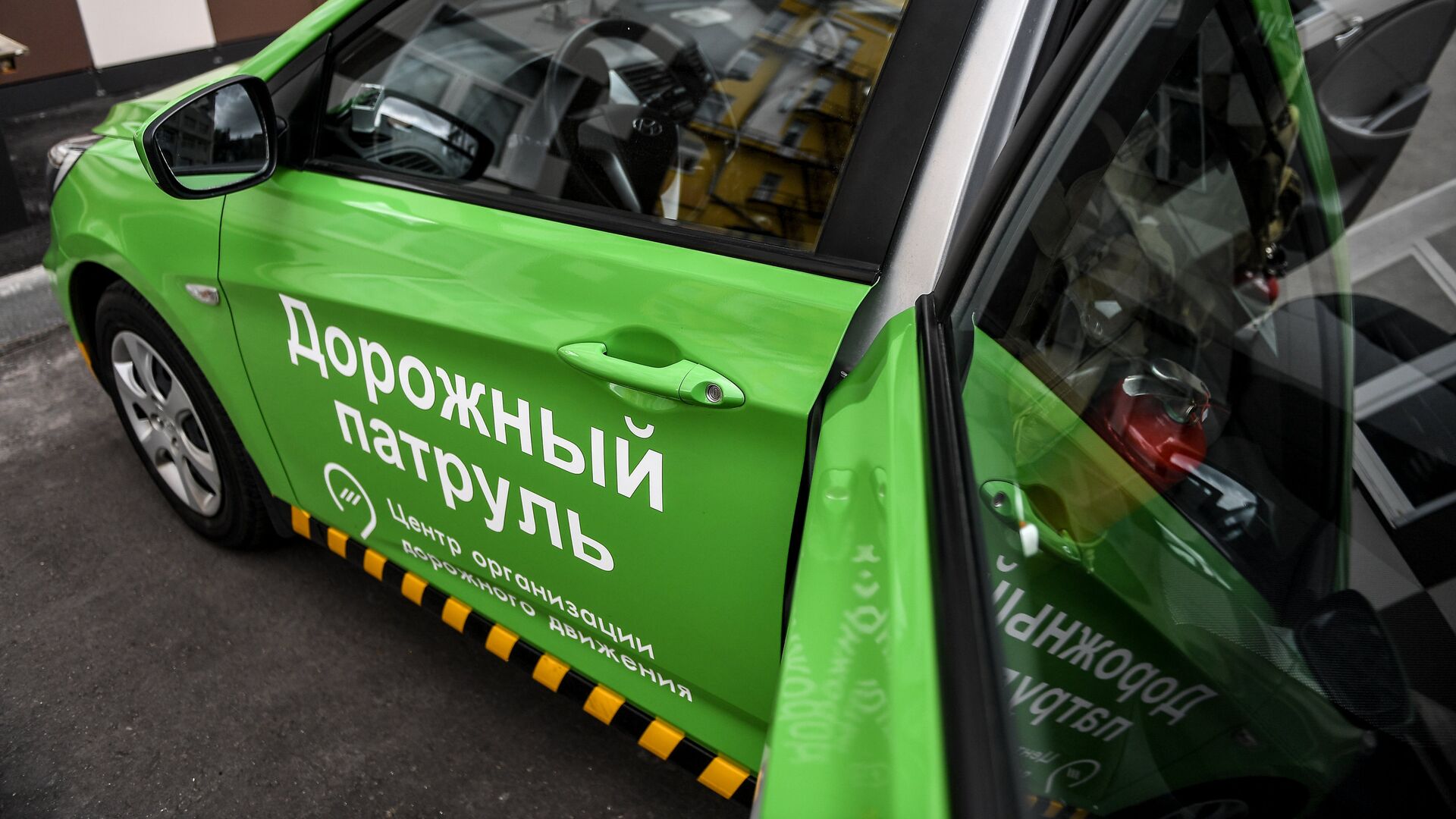 Автомобиль дорожной службы ЦОДД во время патрулирования в Москве. - РИА Новости, 1920, 11.12.2025