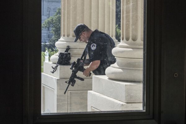 Полицейский на месте нападения на конгрессменов в Александрии, штат Вирджиния. 14 июня 2017