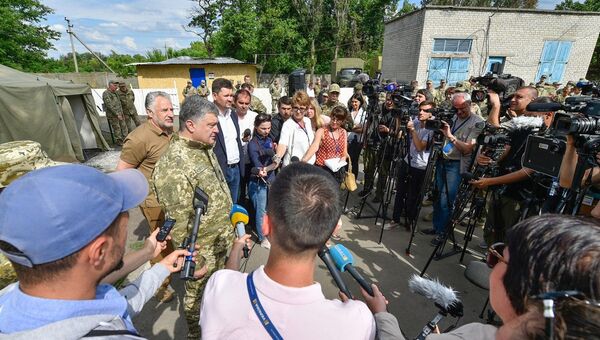 Петр Порошенко во время рабочей поездки в Донецкую область. 14 июня 2017