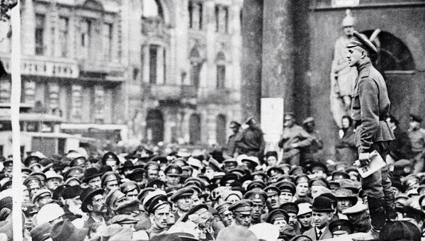 Участники митинга у Аничкова дворца. 1917 год