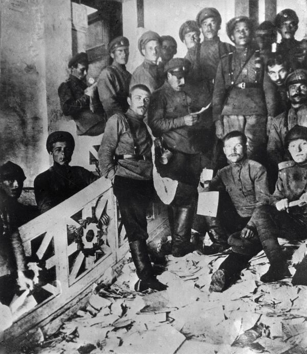 Юнкера после разгрома помещений ЦК и ПК РСДРП(б) в бывшем особняке балерины Матильды Кшесинской. 6 июля 1917 года