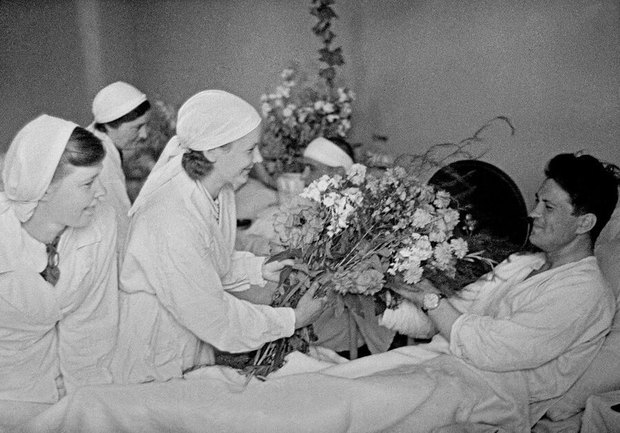 Цветы раненным бойцам в московском госпитале. 1941 г.