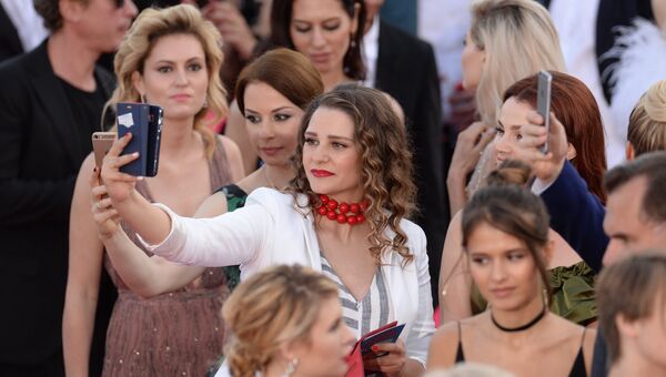 Актриса Глафира Тарханова (в центре) на красной дорожке перед торжественной церемонией закрытия 28-го Открытого Российского кинофестиваля Кинотавр в Сочи