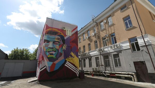 Граффити с изображением игрока сборной Португалии по футболу Криштиану Роналду в Казани