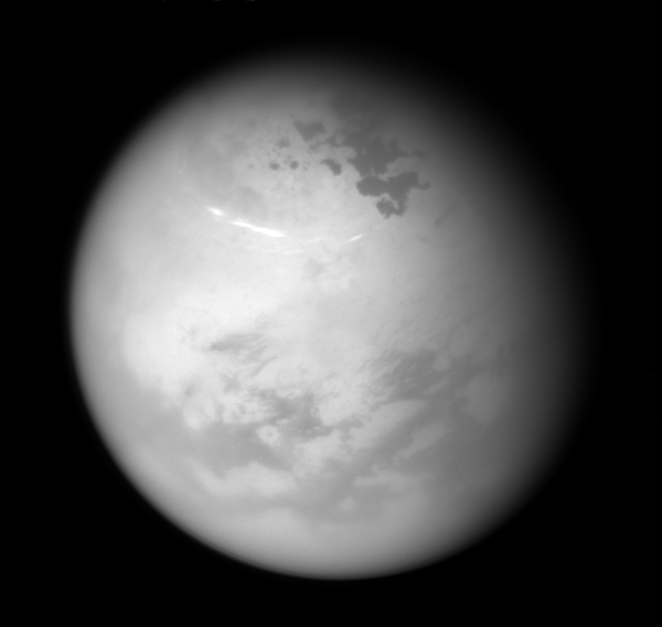 Фотография облаков и озер на поверхности Титана
