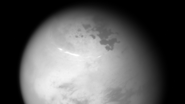 Фотография облаков и озер на поверхности Титана