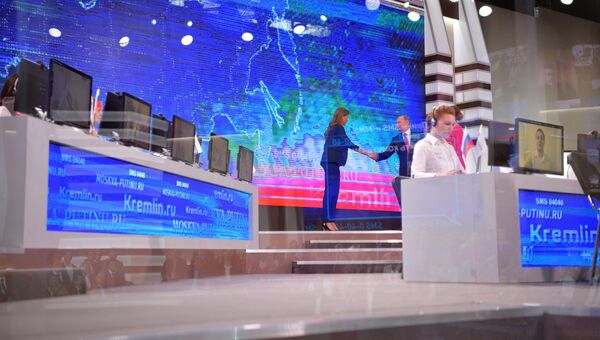 Президент РФ Владимир Путин в основной студии московского Гостиного двора перед началом ежегодной специальной программы Прямая линия с Владимиром Путиным. 15 июня 2017