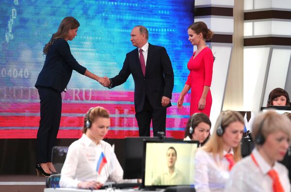 Президент РФ Владимир Путин в основной студии московского Гостиного двора перед началом ежегодной специальной программы Прямая линия с Владимиром Путиным. 15 июня 2017