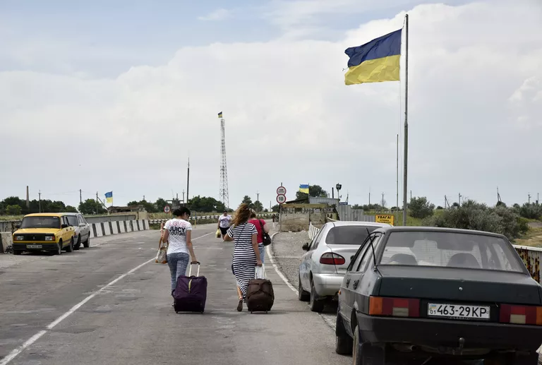 Автомобили на пункте пропуска Джанкой на границе России и Украины Автомобили на пункте пропуска Джанкой на границе России и Украины