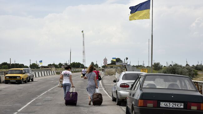 Автомобили на пункте пропуска Джанкой на границе России и Украины. Архивное фото.