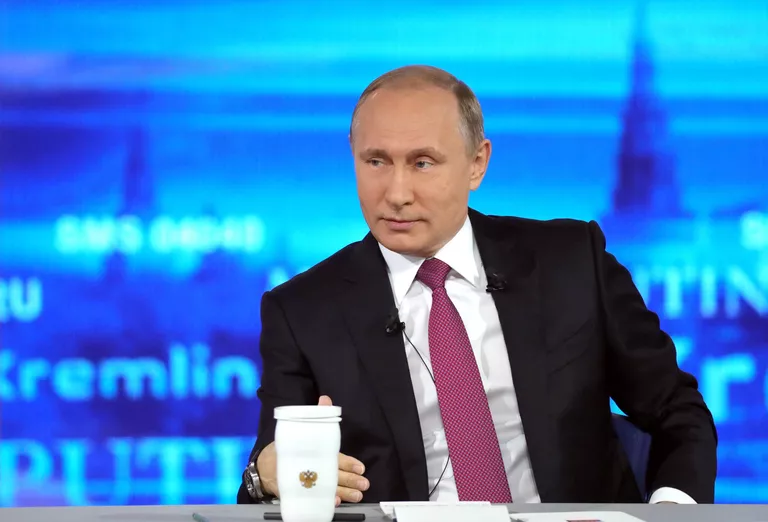 Президент РФ Владимир Путин отвечает на вопросы россиян в основной студии московского Гостиного двора во время ежегодной специальной программы Прямая линия с Владимиром Путиным. 15 июня 2017 Президент РФ Владимир Путин отвечает на вопросы россиян в основной студии московского Гостиного двора во время ежегодной специальной программы Прямая линия с Владимиром Путиным. 15 июня 2017