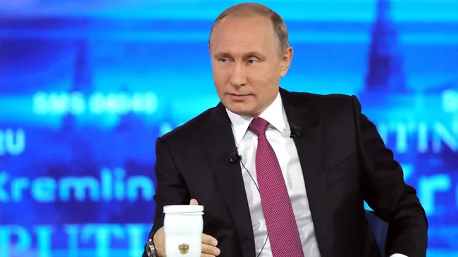Президент РФ Владимир Путин отвечает на вопросы россиян в основной студии московского Гостиного двора во время ежегодной специальной программы Прямая линия с Владимиром Путиным