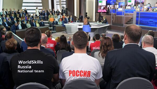 Зрители в основной студии московского Гостиного двора во время ежегодной специальной программы Прямая линия с Владимиром Путиным. 15 июня 2017
