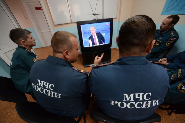 Сотрудники специализированной пожарно-спасательной части смотрят трансляцию Прямой линии с Владимиром Путиным на острове Русский во Владивостоке