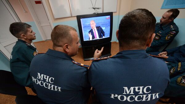 Сотрудники специализированной пожарно-спасательной части смотрят трансляцию Прямой линии с Владимиром Путиным на острове Русский во Владивостоке