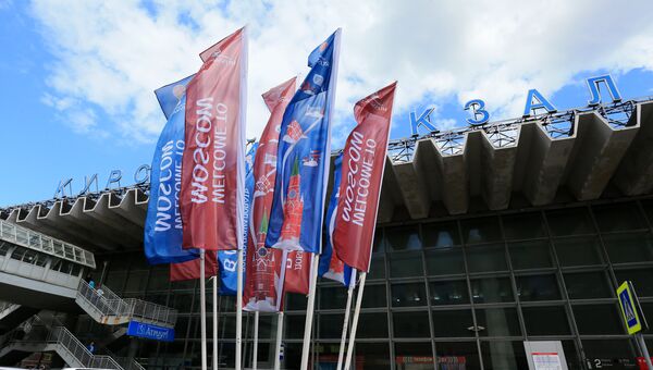 Флаги с символикой Кубка конфедераций FIFA 2017 на площади перед Курским вокзалом в Москве