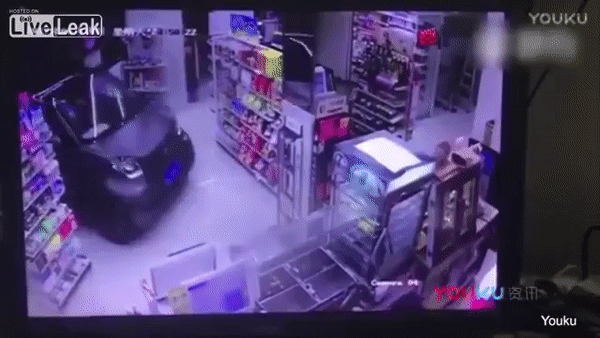 В Китае мужчина заехал в магазин на машине