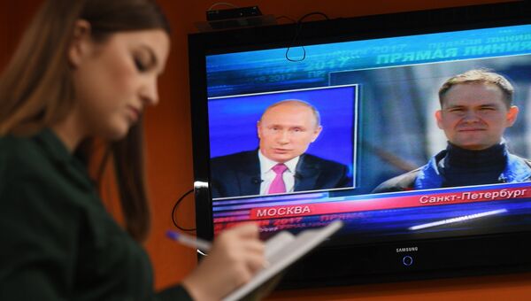 Трансляция Прямой линии с Владимиром Путиным. Архивное фото