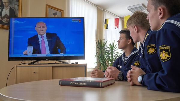 Курсанты Севастопольского президентского кадетского училища смотрят трансляцию Прямой линии с Владимиром Путиным. 15 июня 2017