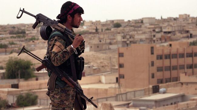 Член Сирийских демократических сил, состоящих из альянса курдских и арабских бойцов