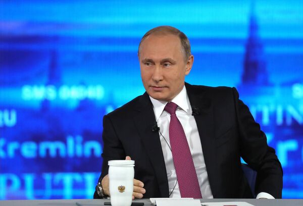 Президент РФ Владимир Путин во время ежегодной Прямой линии. 15 июня 2017 Президент РФ Владимир Путин во время ежегодной Прямой линии. 15 июня 2017