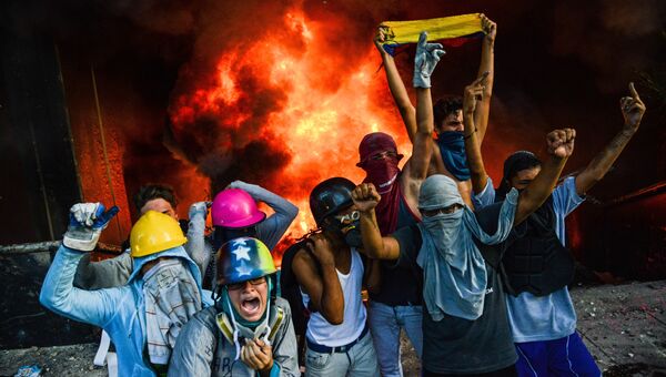 Протестующие подожгли здание Верховного суда во время митинга против президента Николаса Мадуро в Каракасе