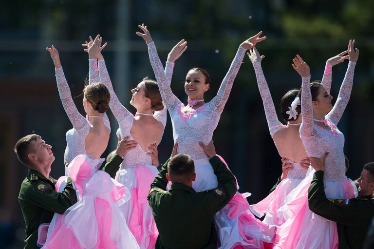 Участницы танцевального коллектива во время выступления на выпускном курсантов ОАБИИ, приуроченном к празднованию Дня России