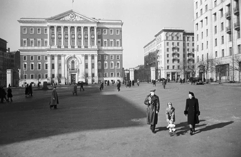 Здание Моссовета на Советской площади (с 1993 года Тверской) в Москве. 1946 год Здание Моссовета на Советской площади (с 1993 года Тверской) в Москве. 1946 год