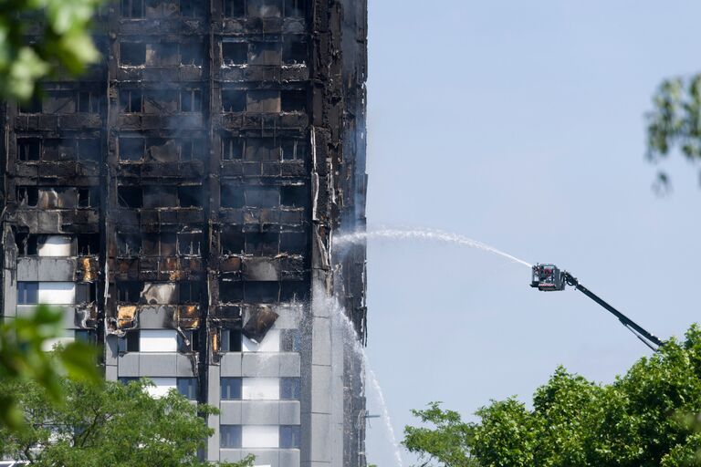 Пожар в многоэтажном жилом доме на западе Лондона Пожар в многоэтажном жилом доме на западе Лондона