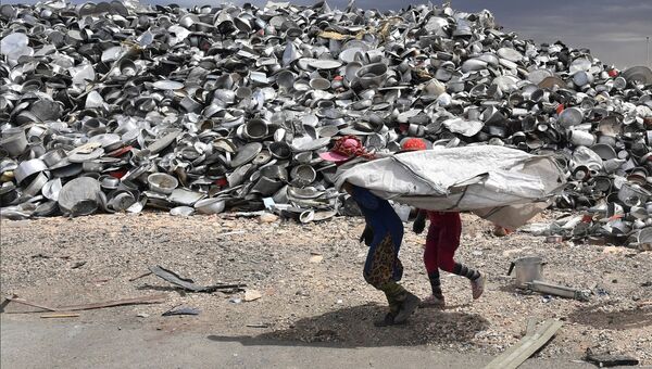 Рабочие на частном заводе по переработке меди и алюминия в пригороде Хомса. Архивное фото