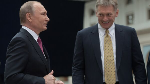 Владимир Путин и Дмитрий Песков. Архивное фото