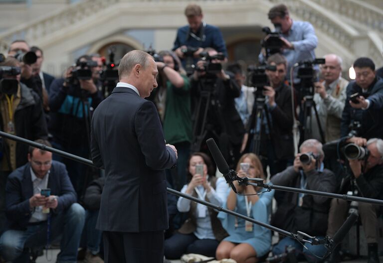 Президент РФ Владимир Путин отвечает на вопросы журналистов после ежегодной Прямой линии в Гостином дворе. 15 июня 2017 Президент РФ Владимир Путин отвечает на вопросы журналистов после ежегодной Прямой линии в Гостином дворе. 15 июня 2017
