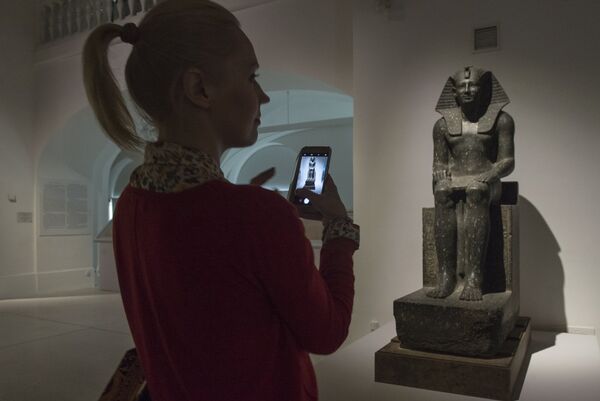Посетительница на выставке Нефертари и Долина Цариц из Египетского музея в Турине в Государственном Эрмитаже в Санкт-Петербурге