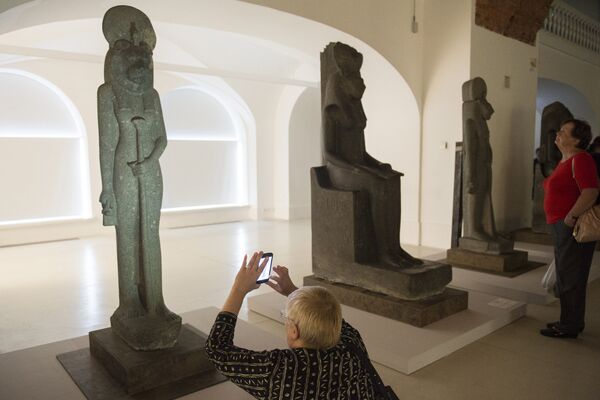 Посетители на выставке Нефертари и Долина Цариц из Египетского музея в Турине в Государственном Эрмитаже в Санкт-Петербурге