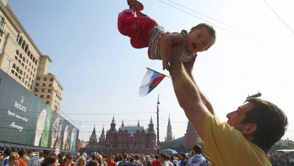 Отец с сыном на Манежной площади в День города в Москве